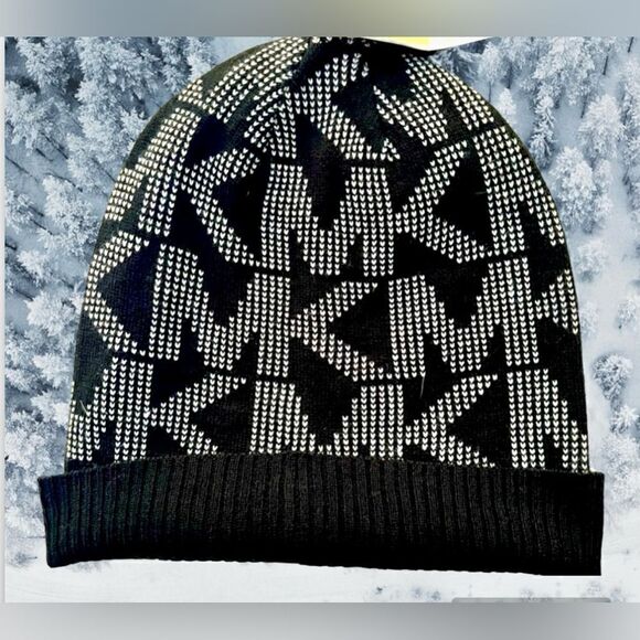 MICHAEL KORS 2017 WOMEN'S BEANIE HAT ONE SIZE BLACK & WHITE MONOGRAM NWT - Picture 1 of 4